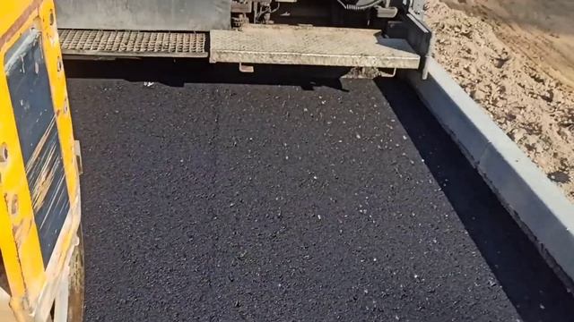 асфальт... укладка асфальта с асфальтоукладчиком!!!
