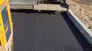 асфальт... укладка асфальта с асфальтоукладчиком!!!