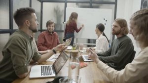 Увидев мужа с подругой, жена решила проучить их. Дальше она сделала то, что шокировало всех!