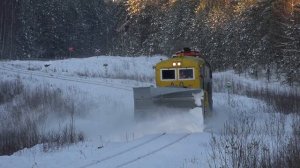 Работа ЖД снегоочистителя Railway snowplowing action