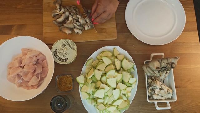 Тушенные кабачки с вешенками и куриной грудкой.