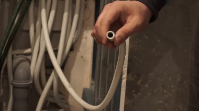 Как правильно резать металлопластиковые трубы? смотреть онлайн