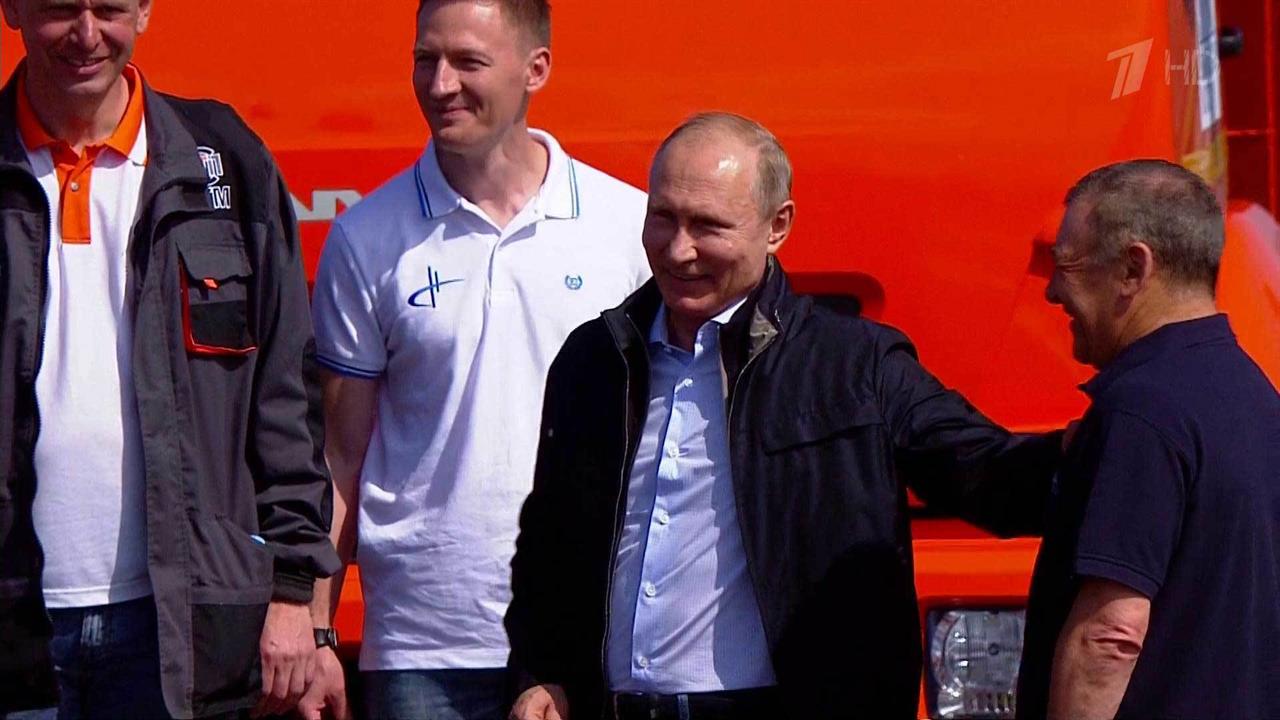 Владимир Путин за рулем КамАЗа проехал по Крымскому мосту - движение через Керченский пролив открыто