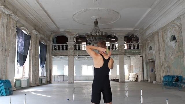 #01. Жонглирование 3 мячами. Каскад. (видео уроки по жонглированию от ПГ)