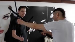 Школа фехтования кендзюцу - показ новичку базовых приемов катаной с действием на оружие