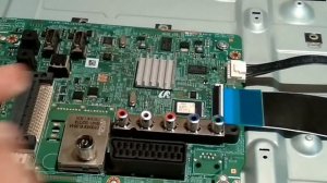 Распаковка и ремонт рейки матрицы телевизора SAMSUNG UE32EH4000W присланный по почте.