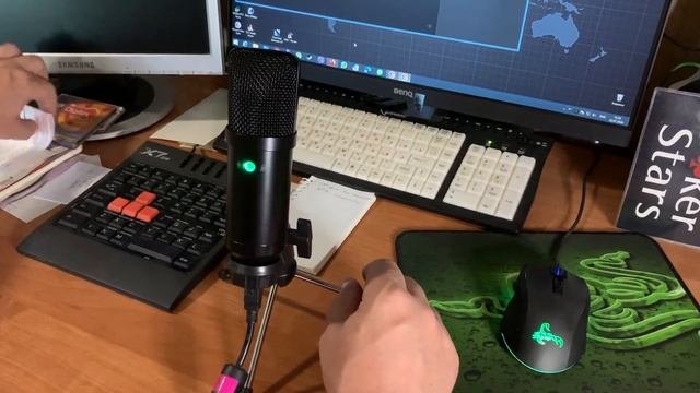 USB-конденсаторный микрофон для компьютера.