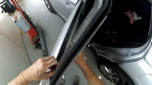 Как разобрать заднюю дверь автомобиля Hyundai Tucson. смотреть онлайн