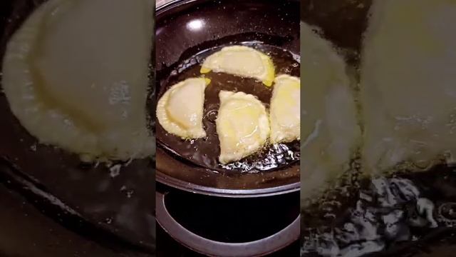 ПРАВИЛА ЖАРКИ ЗАМОРОЖЕННЫХ ЧЕБУРЕКОВ С МЯСОМ И С СЫРОМ И ЗЕЛЕНЬЮ.