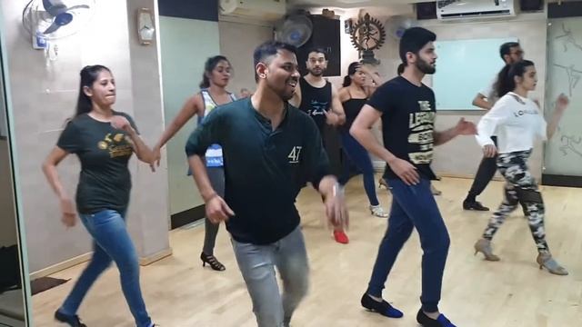 Salsa Classes by Different strokes studio// Nakul Ghanekar смотреть онлайн