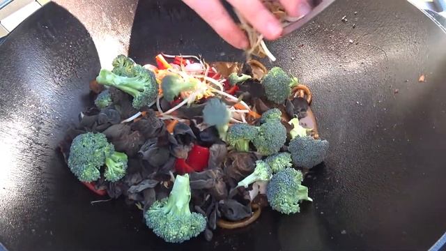 Азиатская Кухня лягушачьи лапки с овощами