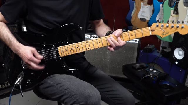 Fender Stratocaster ST-556 1984-1987 Japan смотреть онлайн