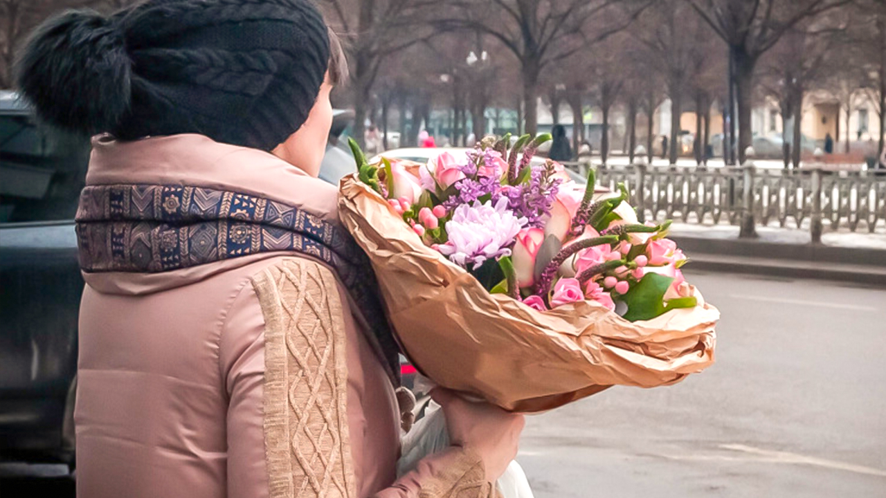 Сколько россияне потратят на цветы и подарки к 8 Марта?