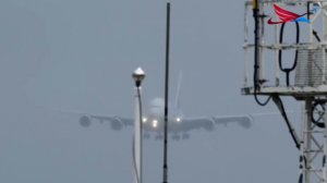 Посадка самого большого самолета при сильном ветре попала на видео