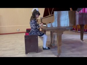 Л. Моцарт Менуэт ре минор - исполняет Качаева Лиза