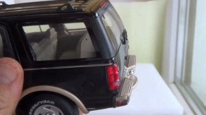 Ford Expedition - UT Models 1:18