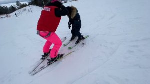 Skiing - ГОРНЫЕ ЛЫЖИ - Как научиться кататься на горных лыжах? Первые Уроки!