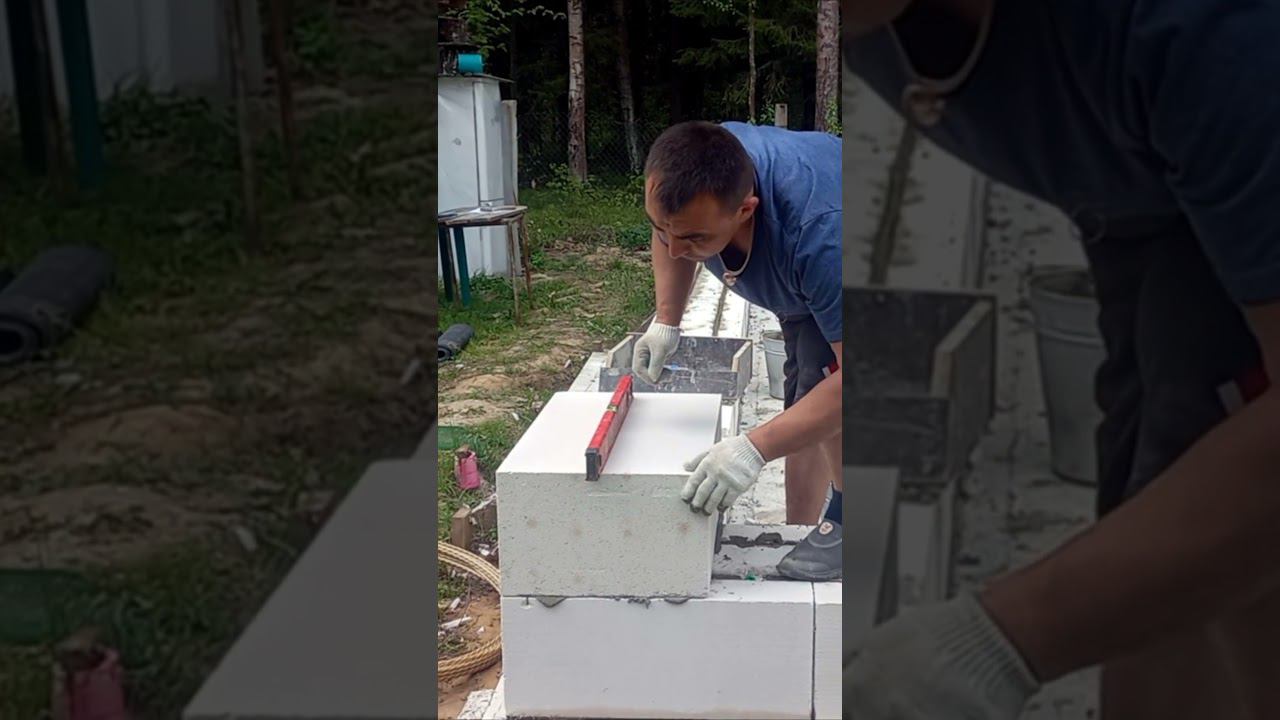 Кладка газоблока  Выставляем углы #строительстводомавидео #домизгазобетона #одноэтажныйдом #кладка