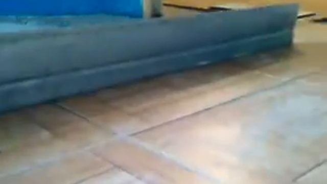 проверяем качество укладки напольной плитки
