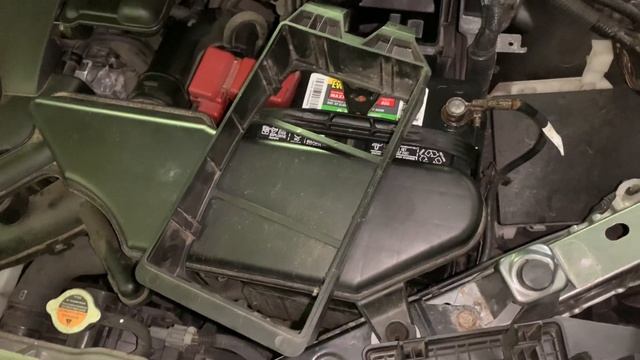 Nissan Versa (Cube) (Tiida) Air Filter Replacement смотреть онлайн