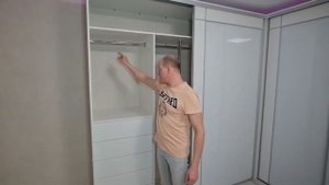 Установка встроенного шкафа-купе в большую комнату с натяжным потолком.