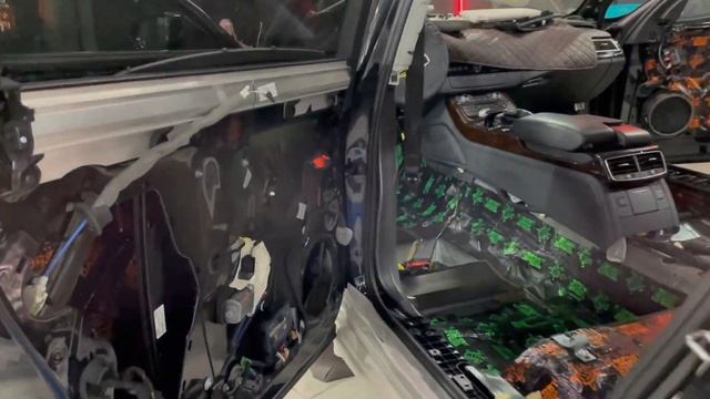 Audi A8, премиальному авто и шумоизоляцию установили соответствующего класса. Материалы Комфортмат.