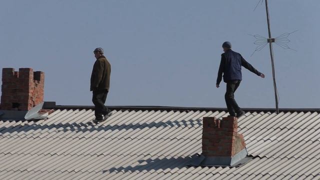 Бесстрашные тайшетские верхолазы на крыше пятиэтажки смотреть онлайн
