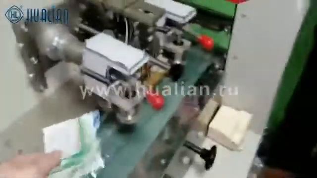 Групповая упаковка порционных каш в упаковку флоупак на аппарате Hualian Machinery DXDZ- 350XD смотреть онлайн