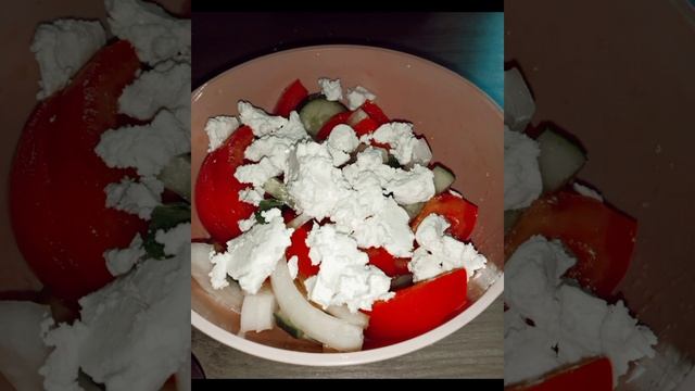 крылья жареные вкусные с гречневой кашей.Огурчики и салат с фета сыром.??????