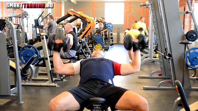 Жим гантелей лежа в наклоне | Верхние грудные смотреть онлайн