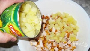 Салат из ананасов и копченой курицы