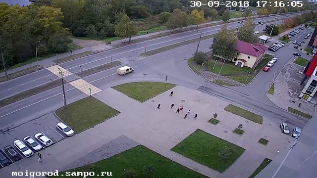 Неизвестный с топором бросался на подростков в Петрозаводске смотреть онлайн