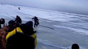Как волна ломает лёд под рыбаками.... How the wave breaks the ice under the fishermen....