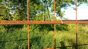 Забор с освещением из асбестоцементных труб. Плафон из стеклянных банок для варенья!