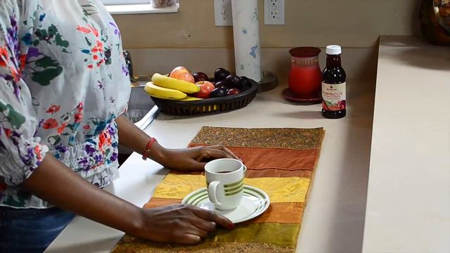 How to Hold a Cup of Tea Properly : Homemade Drinks смотреть онлайн