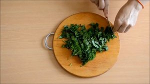 Пирог из слоеного теста с щавелем — видео рецепт