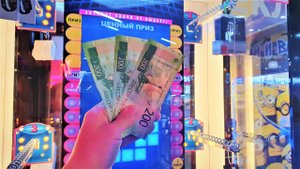 ВПЕРВЫЕ ИГРАЮ В НОВОМ ПРИЗОВОМ АВТОМАТЕ ТЕТРИС, А ТАКЖЕ ХВАТАЙКЕ В КОТОРОМ ЛЕЖИТ АЙФОН!.mp4
