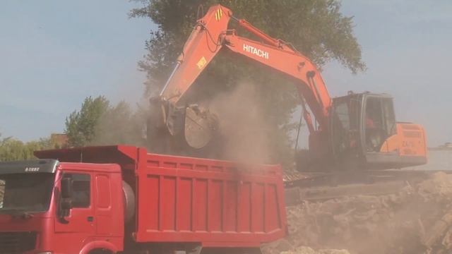 На месте строительства новой школы начался этап вывоза мусора смотреть онлайн