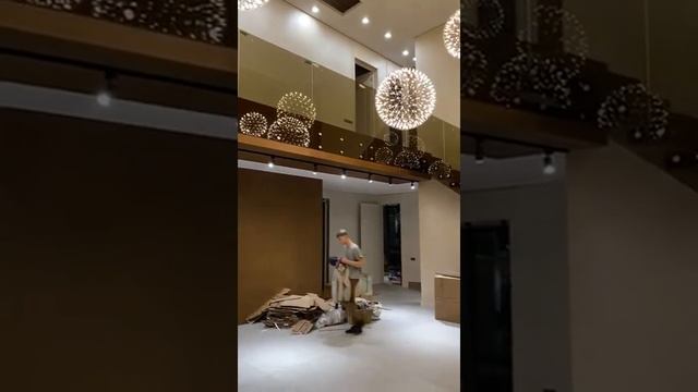 Стеклянные перила лестницы и второго света
