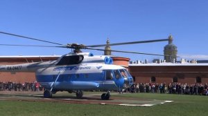 Вертолёт красиво взлетает над Петропавловской крепостью