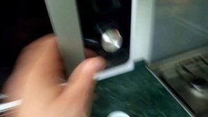 НИКОГДА НЕ ПОДХОДИТЕ К МИКРОВОЛНОВКЕ  ПРИ РАЗОГРЕВЕ ИНАЧЕ .........
