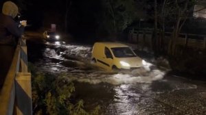 как автомобили ловят гидро удар, когда попадает в мотор вода, наглядный пример-езда по большим лужа