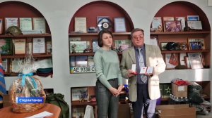 Активисты партии "Справедливая Россия" вручили награду родителям погибшего в зоне СВО военнослужащег