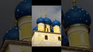Купола церкви Иконы Казанской Божией Матери в музее- заповеднике Коломенское.