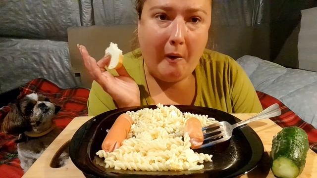 Мукбанг ? Макароны ?Сосиски ? Сырный салат ???? смотреть онлайн