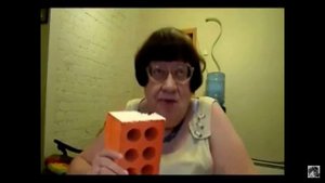 Мем бабка ест кирпич!!!!!!