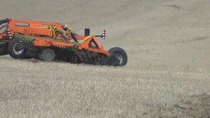Лущильник дисковый АВРОРА ЛД-5Б. Работа по сырой почве. Эффект витых катков без центрального вала.
