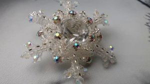 Брошь снежинка из бисера, кристаллов и страз
