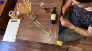 Как закрепить бутылку в съедобный букет самый простой и быстрый способ
