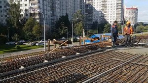 Укладка бетона с использованием секционной виброрейки